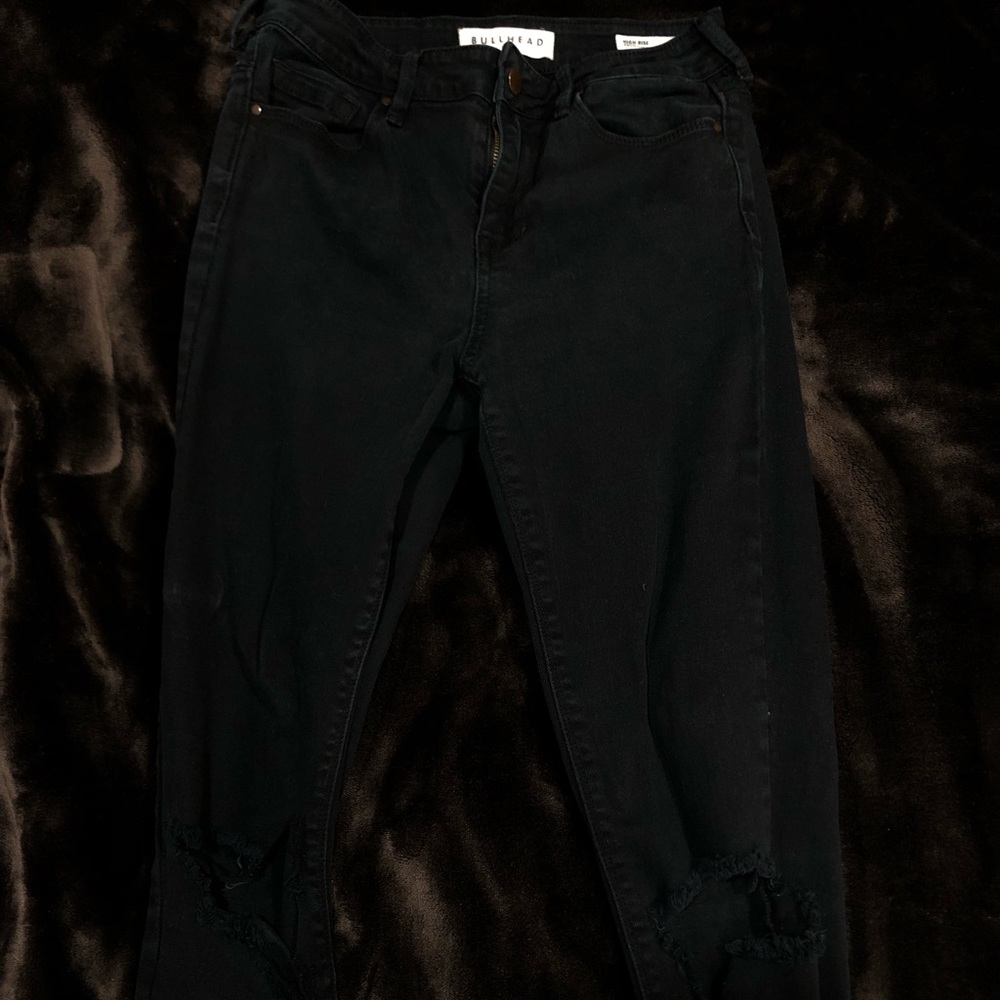 Black skinny jeans w/ ripped knees